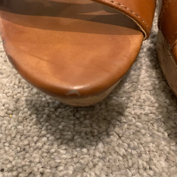 Cognac and white Kenneth Cole wedges. Size 7 - Picture 4 of 6